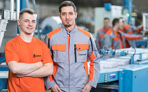 Auszubildende in der Fabrik